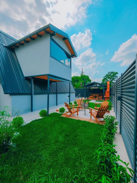 listing card gallery